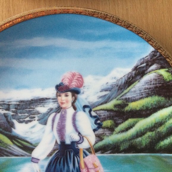 AVON president's club award plate "Mrs. Albee visits lake Louise" - Picture 2 of 5